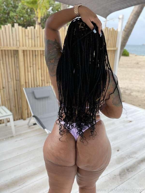 Hey babe. I’m in St. Martin for the week ☺️ Lots of beach pi..