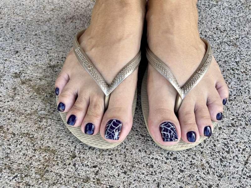 kim_kisses_foot_goddess image #1