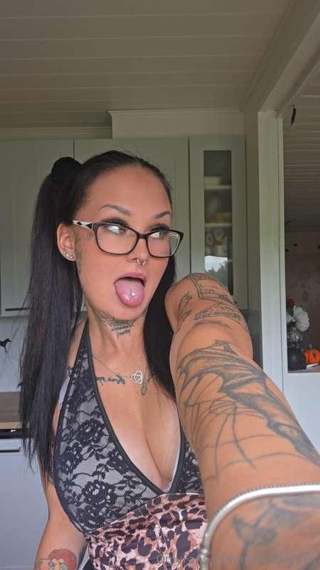 @emmiviola Tatuoitu rekkakuski ja villi maalaistalon tyttö –..