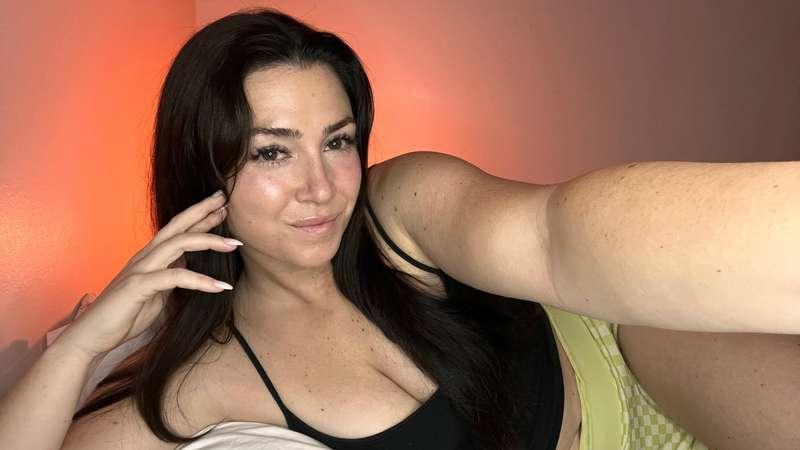 who wants a whispered JOI video? 😈