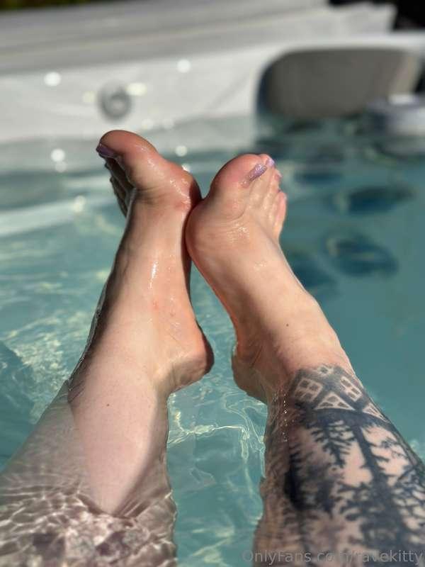 Where’s my foot fetishists at ?!! 😍🦶I LOVE having my gorgeou..