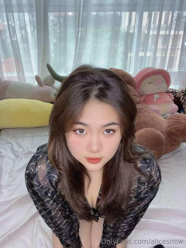 Tight, Asian hottie @goodgirlhana wants your dick in her mou..