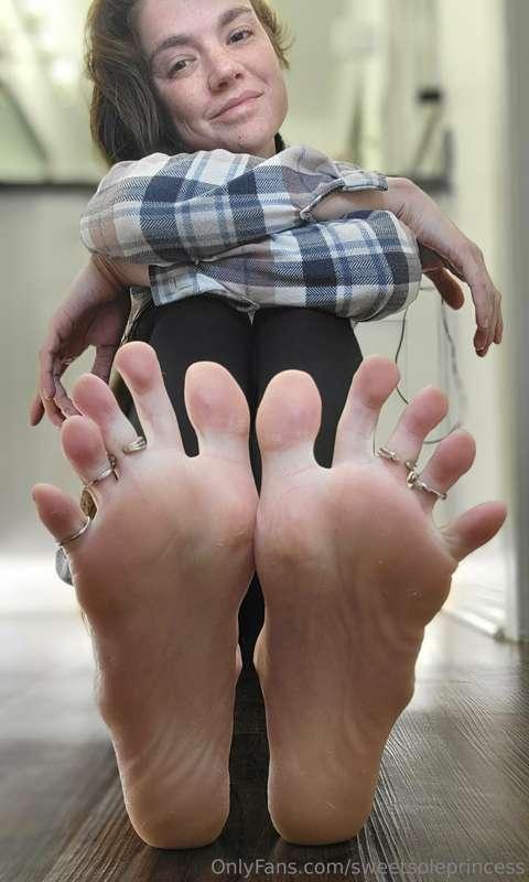 My pretty face and toe spread is all it takes to make you un..