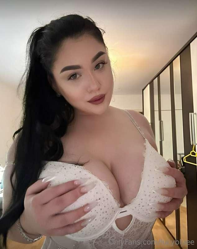 Busty loving babe @maryanaaaaa 💕She wants your cum so bad 🥵💦..