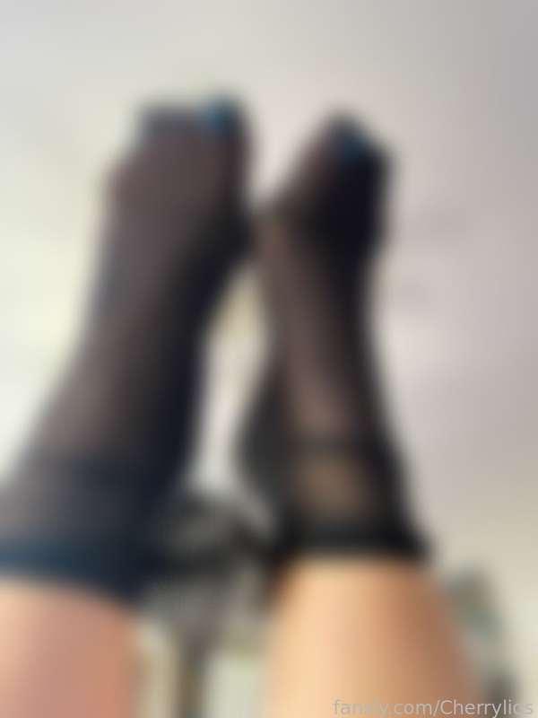 
do you like my socks?😁💗

#socks #toes #feet #footfetish #heels #fetish #pawg #milf #pedicure #worship