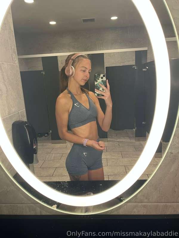 Featuring my pink headphones😊😈