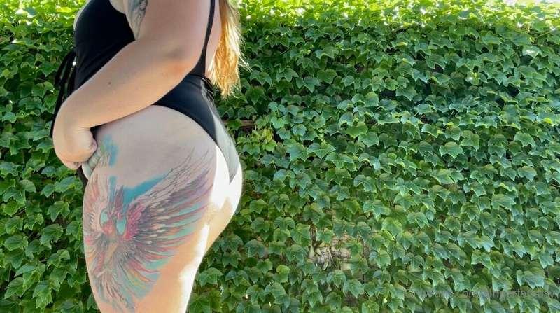 ☀️ suns out buns out 🍑  sneezy pool content coming early nex..