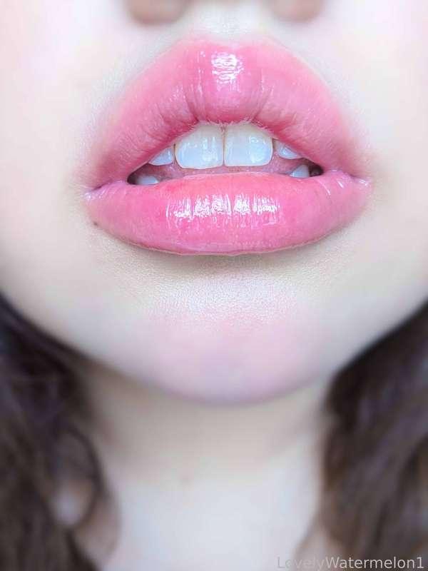 Just a sweet and gentle girl for you. 🌸💕 Nothing like soft kisses after a long day at work. Muuuuah 💋 Xx 

#FYP #LipstickFetish #Lipstick #Lips #LipGloss #MouthFetish #Mouth #Oral #Tongue #Tease #UpClose #Kisses #LovelyWatermelon1 #MoodyWatermelon1