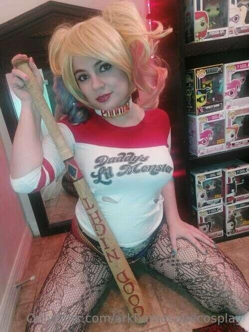 Oh nooo my tights are ripped, what a tragedy 👀  (I took some..
