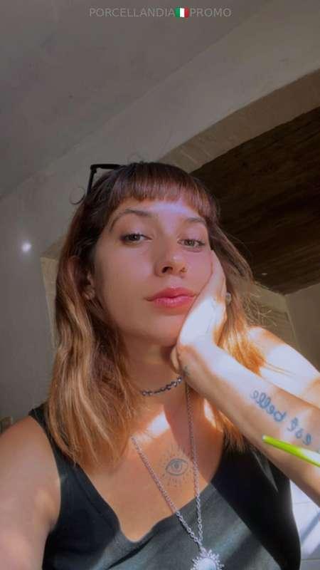 Questa mayalina di appena 20anni è alla ricerca di un ragazz..