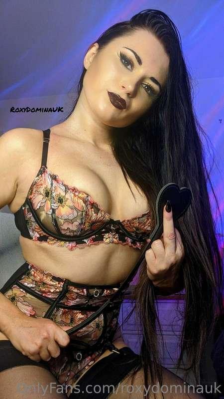 The power of a seductive set and a weapon to hand. What are ..