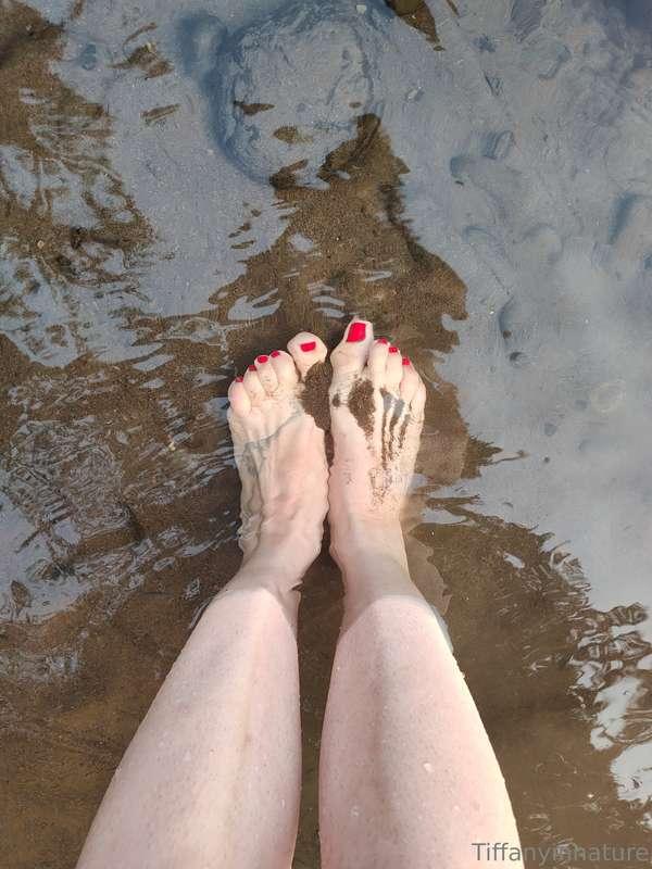 Kind of into the distortion of my toes👀