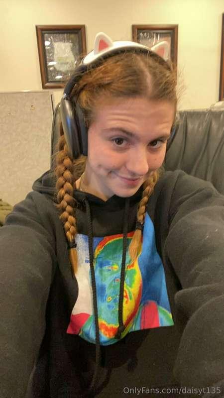hey guys!! I'm on a work trip so times i can hop on are stra..