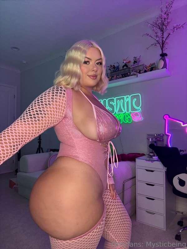 Some girls bring the heat, I bring the curves 🥰😉