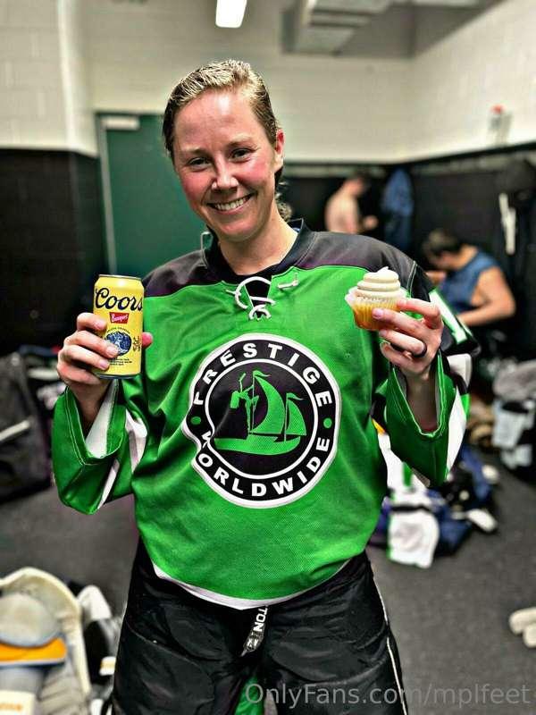 Hi I'm Liz!

I drink beer, eat cupcakes, and play hockey! I'..