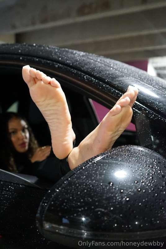Don’t my wet soles drive you crazy 🤪👣💦