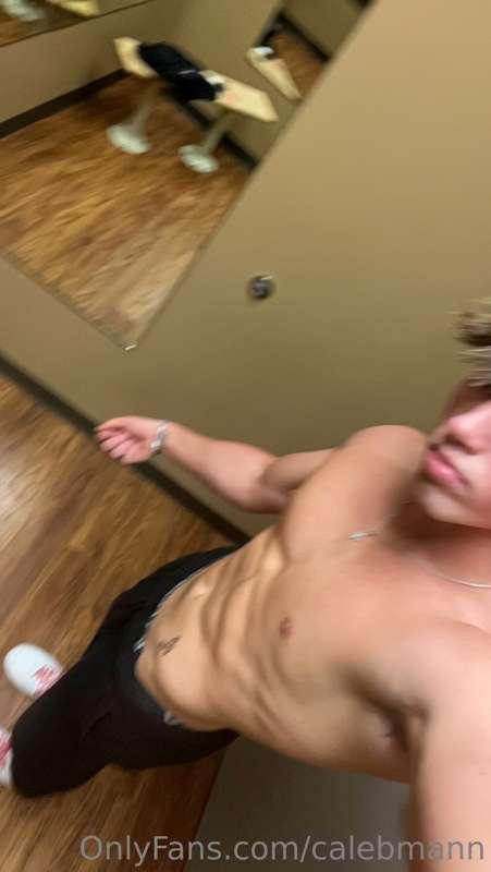 gym days make me horny as fuck tbh 💪 😋