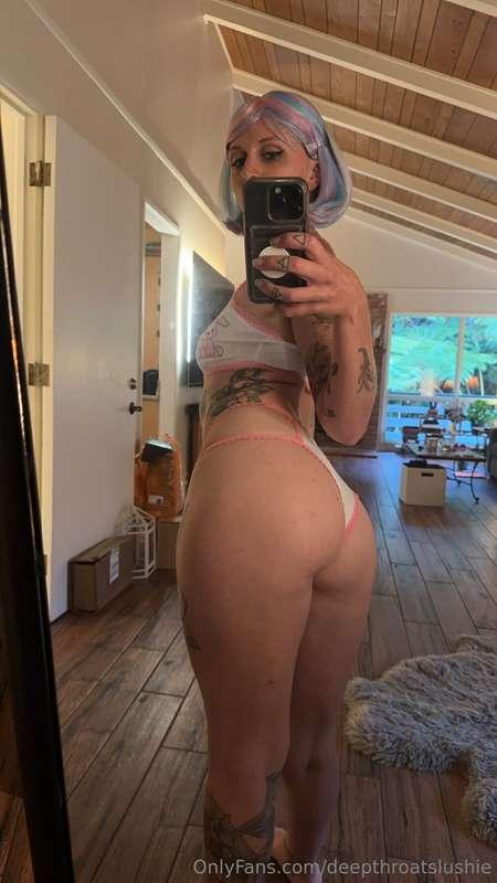 Mirror selfies just hit different… especially from this angl..