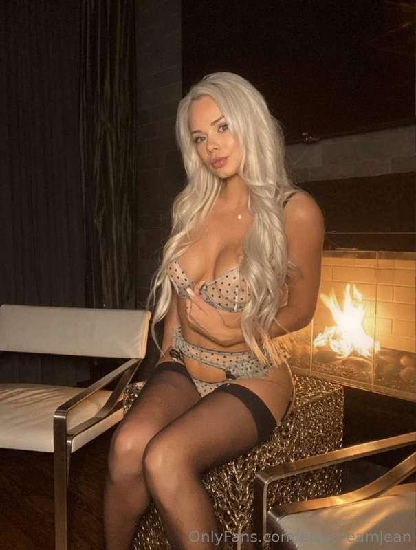Would you join me by the fire tonight baby?🥰🔥
