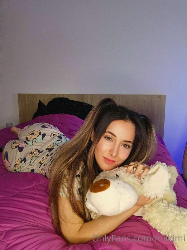 Feeling cute in the Minnie Mouse pijama 👀 without makeup tod..