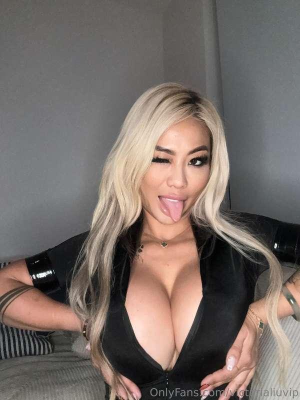 Wanna play with these big girls? 😜 I'm online!