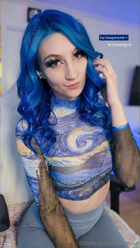i am streaming!! 💙 hey i changed my hair :>