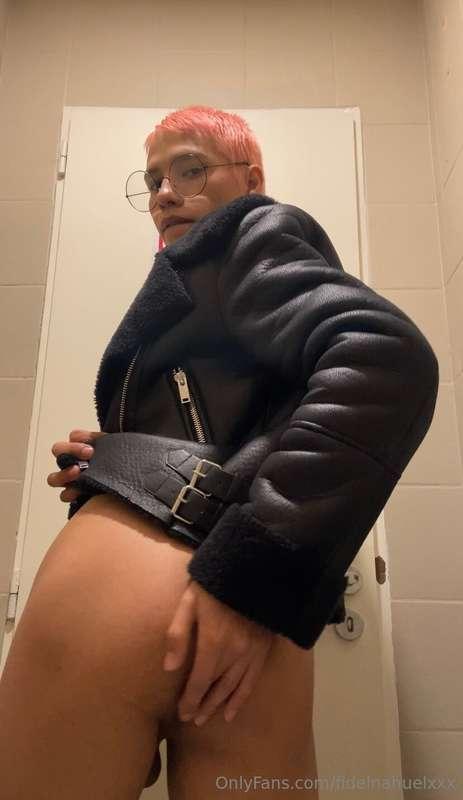 Me das leche en el baño ?
