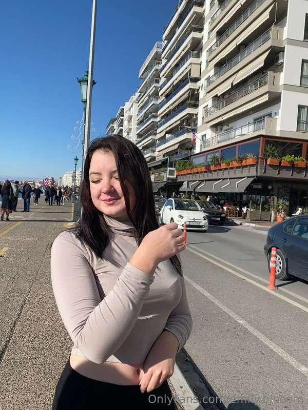Strolling along the shore 🌊🚶‍♀️ Nothing but the sound of wav..