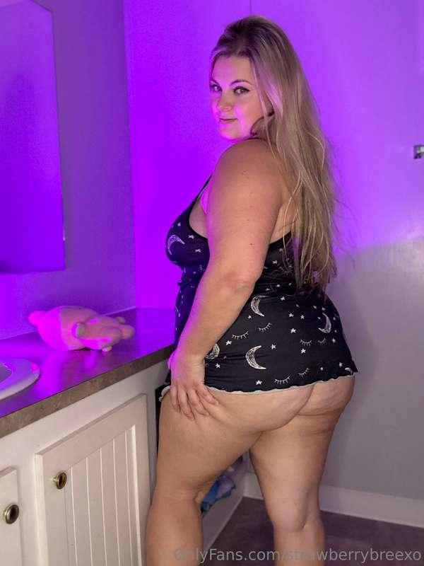 Kinda feeling slutty right now...Join me in the DMs and let'..