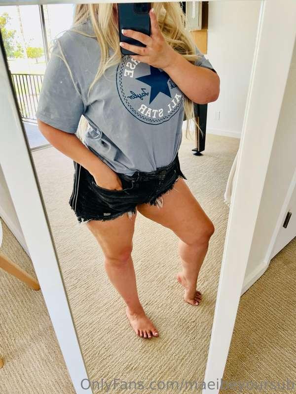 Comfy mom outfit for the day! What do we think? 🥰