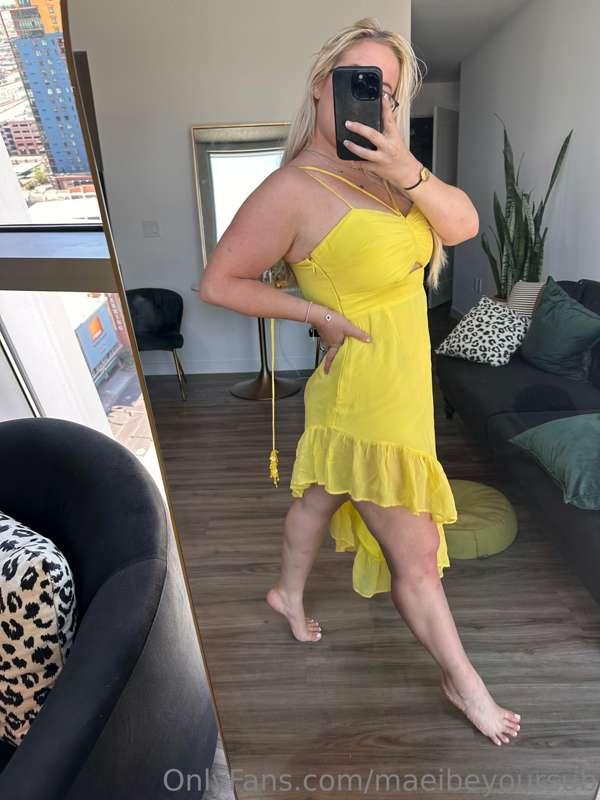 This dress makes me feel like summer! 💛🌞