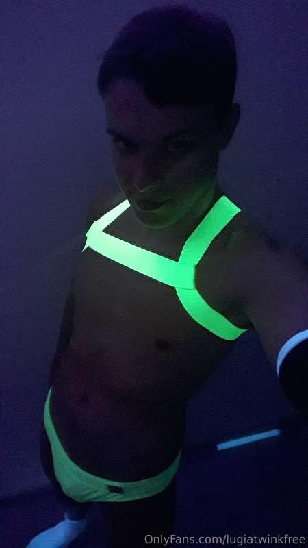 Take me under the neon light 🌟🌟

Tip if you like and support..