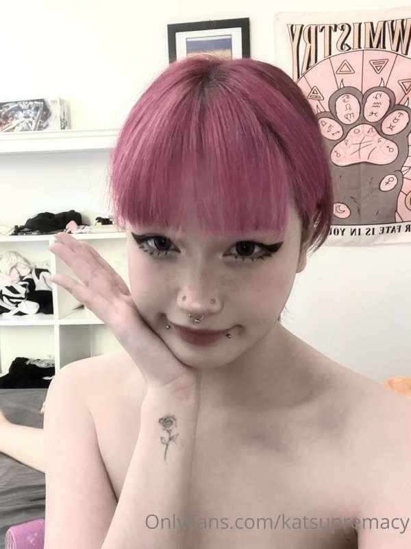 how i look like with my hair tied back !!