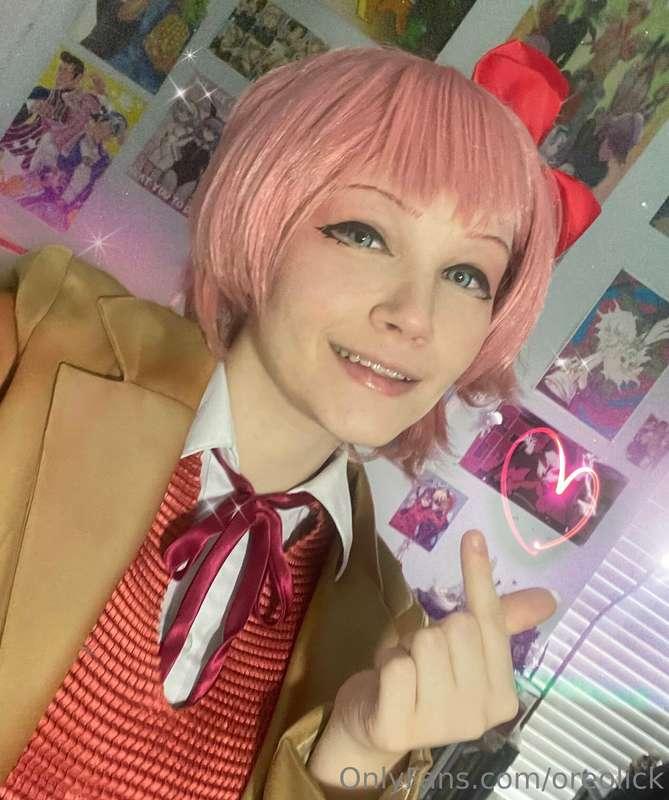 A shy and cutsie strip tease as Sayori! This one’s extra lon..