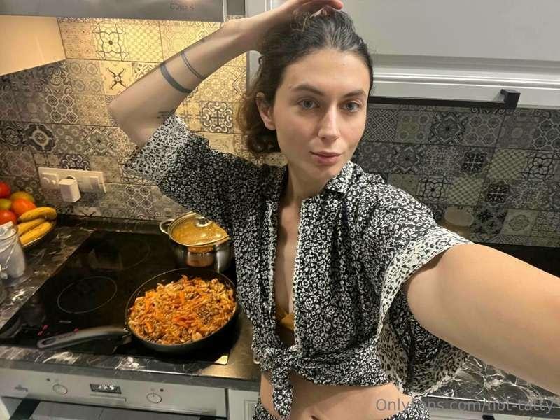 And live from the kitchen🍴Who will be the first to taste the..