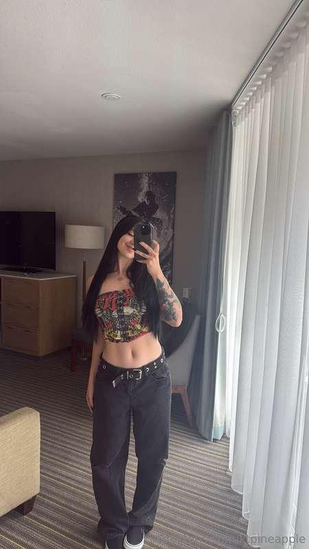 Had to get creative in this hotel room…just sent the video 🤭