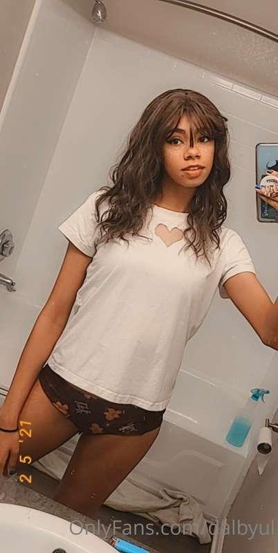 Hey babes! I just saw I hit 500 fans 💕🥰 
Thanks for all the ..
