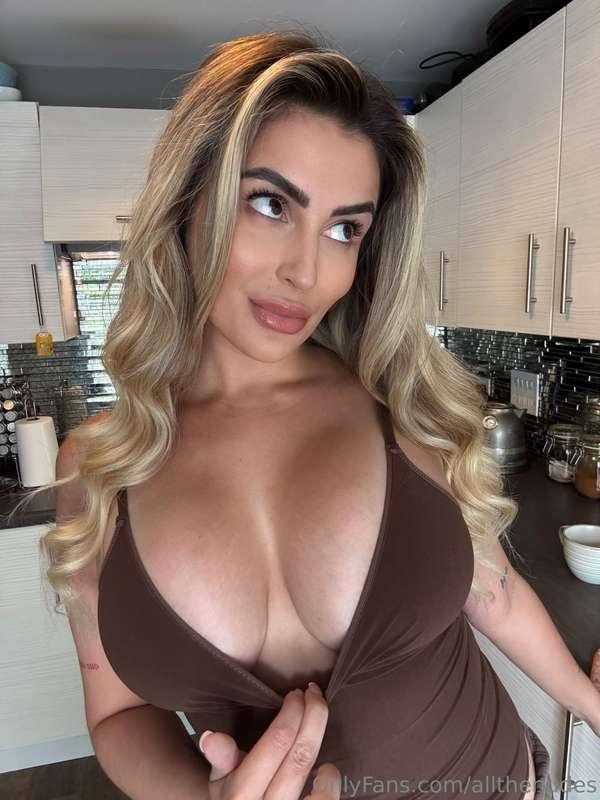If you’ve got something to say, say it to my cleavage 😌