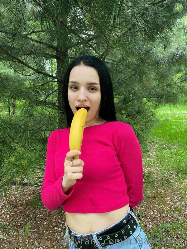 What am I going to do with this banana?)🤔