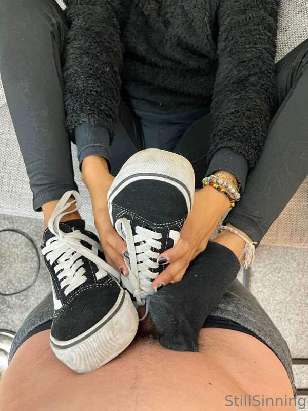 Let me show you a good time 😏💦 with my Vans 😉
