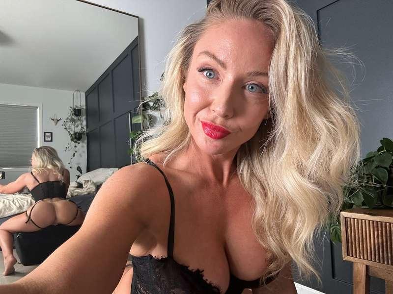Mommy is feeling extra naughty right now! My pussy is soakin..