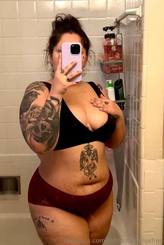 Excuse the dirty mirror and messy mom bun but 3 weeks postpa..