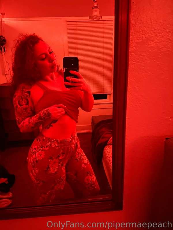 I love red lights, makes me feel like a siren ~ luring you t..