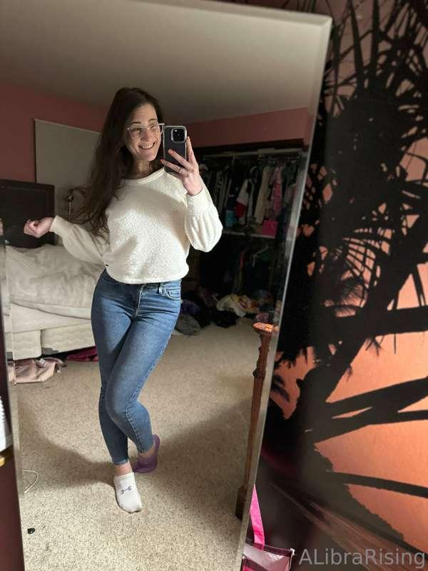 High-waisted jeans? Who am I? 😱