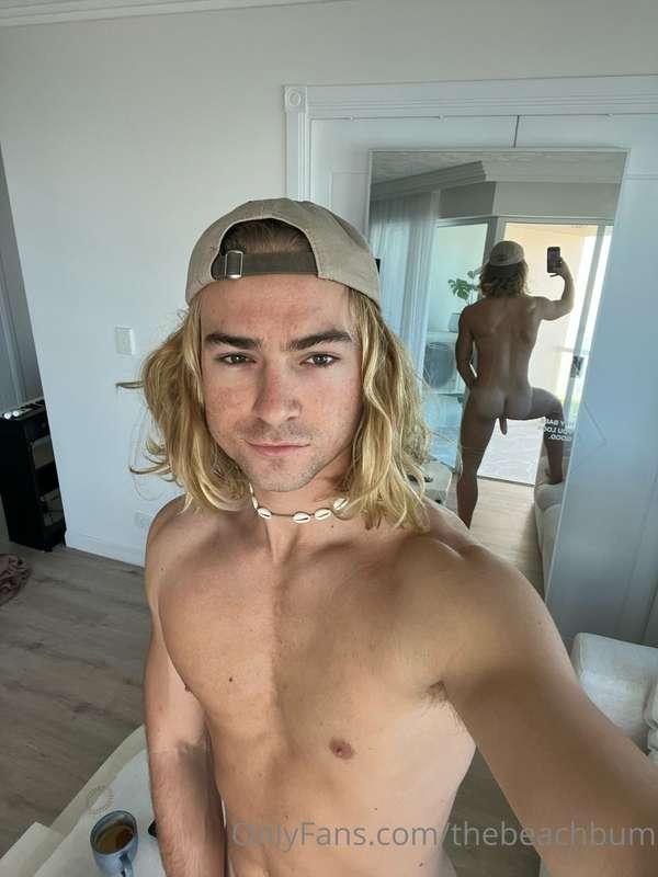 Sending some cheeky pics in the dms to everyone that
likes t..
