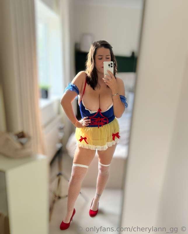 No poison apple can stop me. Maybe your cock will do. 💦🍆