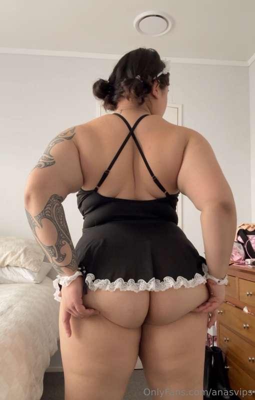 Can I clean for you wearing this 😉🖤