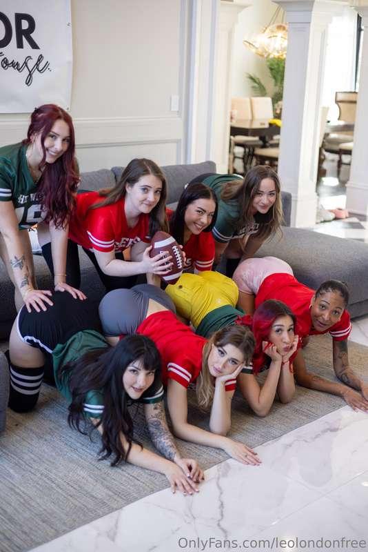 Would you be our sexy coach? 🥵 @redheadwinter @lunabaylee @z..