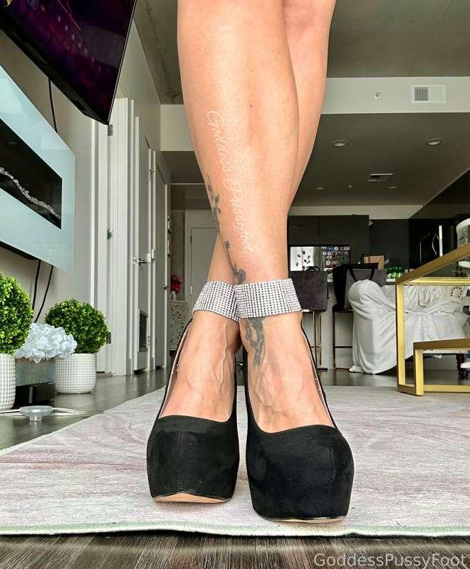 🔥I’m so fucking hot in heels🔥

Here are the pics with both feet in heels teasing with my sexy legs and arches