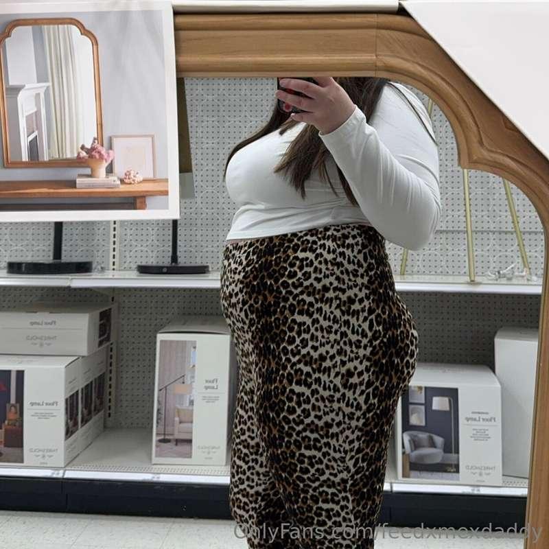 caught a glimpse of myself in target and 🥵🥵 I love being fat..
